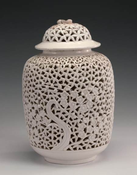 形成独特的风格,主要有工艺美术瓷,日用瓷,建筑卫生陶瓷,特种陶瓷等多